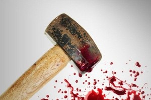 Житель Хакасии забил старушку молотком за укус в губу