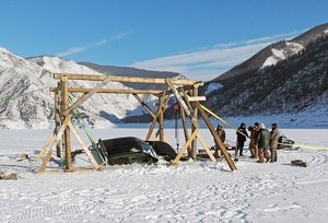 В Красноярском крае из ледяного плена спасли джип