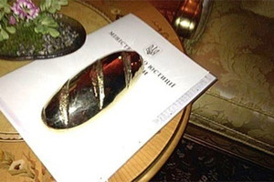 Пропал золотой батон Януковича