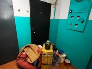 Жителя Саяногорска выселили из трехкомнатной квартиры, разбив окно
