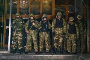 К зданию «Укрнафты» подъехал броневик