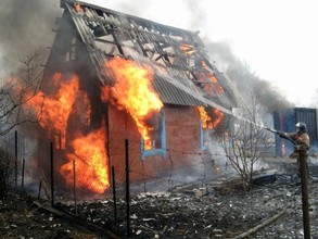 В Абакане осталось потушить дачный массив "Подсинее"
