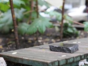 В Бейском районе вандал повредил мемориальную доску ВОВ