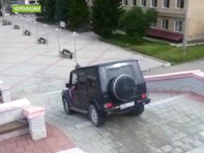 В Черемушках пьяный водитель катался по центральной лестнице поселка