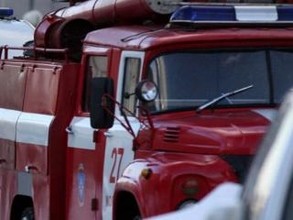 Во дворе саяногорской многоэтажки загорелся ВАЗ