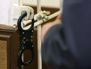 Полицейского Саяногорска, подозреваемого в торговле оружием, оставили под стражей