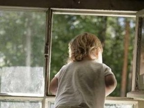 В Хакасии с помощью пожарной лестницы с балкона сняли четырехлетнего ребенка