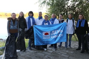 Саяногорские русаловцы и городские добровольцы очистили берег Енисея