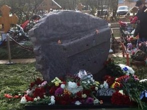 Автор монумента первостроителям СШ ГЭС создал памятник Борису Немцову