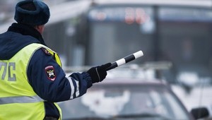 В Новосибирске женщина без прав провезла сотрудника ДПС на капоте