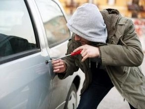 В хакасском селе молодые люди обокрали автомобиль приехавшего в гости мужчины