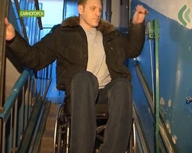В Саяногорске появился первый в городе подъёмник для инвалидного кресла