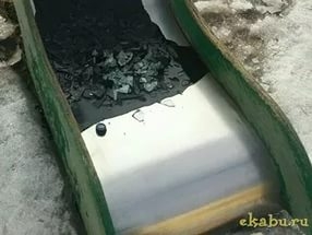 В Нижнем Новгороде недовольные шумом жители залили детскую горку гудроном с битым стеклом