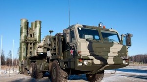 "Алмаз-Антей" переводит ЗРК С-400 на отечественную колесную базу