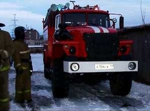 В Саяногорске загорелся гараж