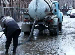 Коммунальщики Саяногорска продолжают борьбу с лужами