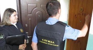 Энергетики и приставы пошли по квартирам неплательщиков