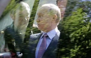 Генерал оторвал ручку у УАЗ "Патриот", показывая Путину новую технику