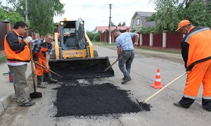 В Черногорске латают дорожные ямы и рисуют переходы