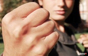 В Хакасии трое парней избили главу сельсовета и полицейского