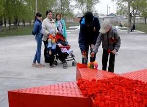 Тысячей гвоздик расцвела в Саяногорске «Звезда Героев»