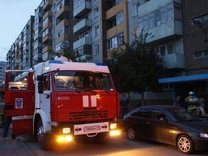 В Саяногорске пожарные вывели из задымленного подъезда 6 человек