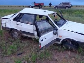 В Хакасии водитель не смог обогнать грузовик и зацепил обочину