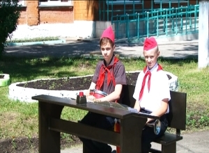 В Саяногорске открыли памятник «Первой парте»