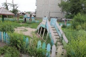 Детство в Хакасии - сломанные качели и нечистоты под боком