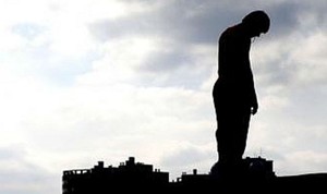 В Хакасии полицейский не дал человеку сорваться с 10-метровой высоты