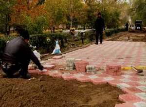 В Саяногорске меняют тротуар