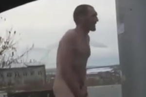 Видео: В Иркутске девушка выгнала голого любовника на мороз