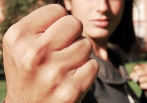 Нетрезвая жительница Саяногорска избила и ограбила мужчину