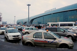 Битва не на жизнь, а на деньги! "Бомбилы" в аэропортах объявили войну агрегаторам