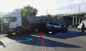 В Хакасии водитель «Лады» выехал со всей дури на трассу и таранил два автомобиля. Пострадали пять человек