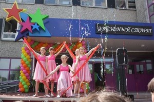 На грант РУСАЛа у Центра детского творчества в Саяногорске появилась уличная сцена