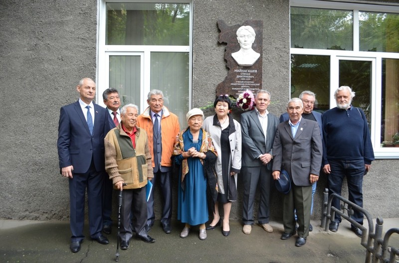 В Хакасии открыли мемориальную доску организатору первых Съездов хакасского народа Степану Майнагашеву