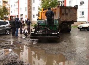 В Саяногорске подрядчика за укладку асфальта в дождь наказали