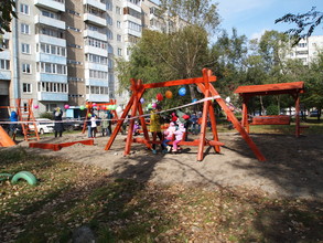 В одном из дворов Саяногорска появились «Крылатые качели»