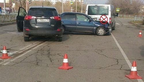 В Саяногорске пьяный водитель устроил под светофором массовое побоище