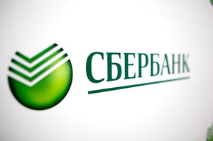 В Хакасии сотруднице Сбербанка на голову упала потолочная плитка