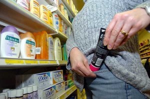 В Саяногорске продавщица крала товар