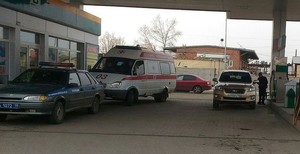 В Хакасии автоледи травмировала работницу АЗС заправочным пистолетом