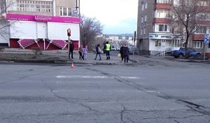 В Саяногорске проехавший на красный водитель сбил 17-летнюю девушку