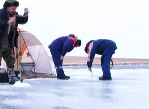 Выходить на лед Саяно-Шушенского водохранилища опасно