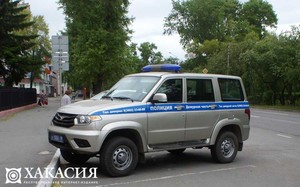 В Хакасии пьяных угонщиков подвела оставленная в салоне бутылка с отпечатками пальцев