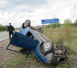 В Хакасии в перевернувшейся на трассе «Оке» погибла женщина