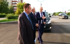 Глава Хакасии проверил ход ремонтов дорог в Саяногорске и строительства водопровода на Ай Дае