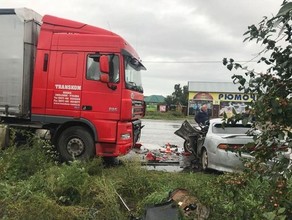 В Хакасии парни на легковушке врезались в фуру