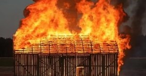 В Хакасии горят гаражи и сараи